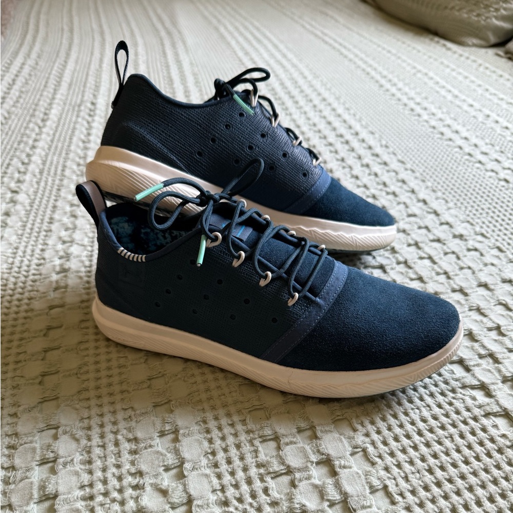 Women’s Under Armour Charged 24/7 low sneakers